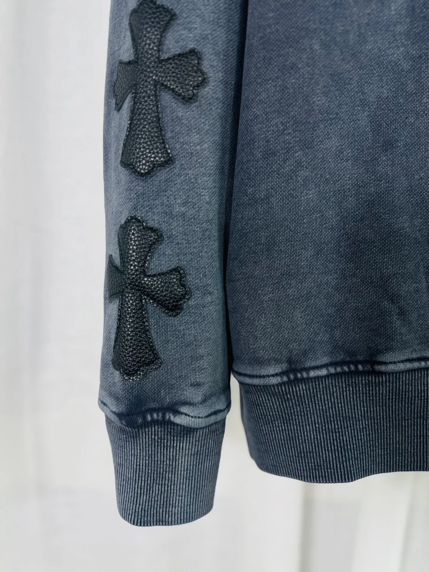 P270 top version, real shot without P, ​​different from market currency) 𝗖𝗵𝗿𝗼𝗺𝗲 𝗛𝗲𝗮𝗿𝘁𝘀/Cro Heart 2025 Washed Leather Embroidery Autumn and Winter New Original Single Counter American Laser Burnt 3D Three-dimensional Color Embroidered Couple Casual Sweater 👑The highest version! Customized fabric 420g tripe terry fabric! American acid-washed and distressed original fabric, laser burnt pattern ✟Skin embroidery, exquisite embroidery of letters! The best-selling model in the counter, very comfortable to wear. Accessories: original molded and authenticated collar label➕100% silk wash label. Genuine purchase-grade original hangtag➕matching hanging rope➕3D hanging beads➕original packaging bag. Craftsmanship: The original version has consistent wiring! The highest version of the armhole matching technique! Color: Gray Black Size: S M L XL Style No.: 9314